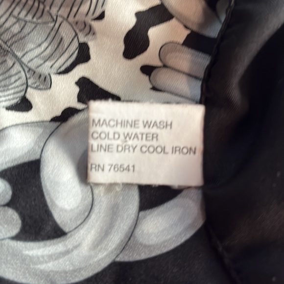 MADE IN ITALY 🇮🇹 LEOPARD & CHAINS BLACK EDGES 35” SCARF - Picture 6 of 11